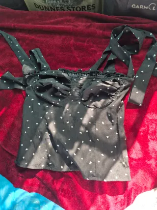 Top negro con estampado de corazones