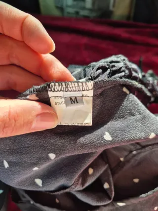 Top negro con estampado de corazones