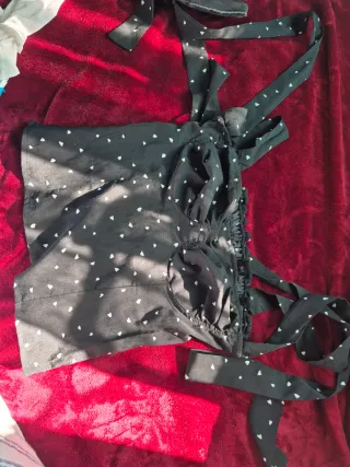 Top negro con estampado de corazones