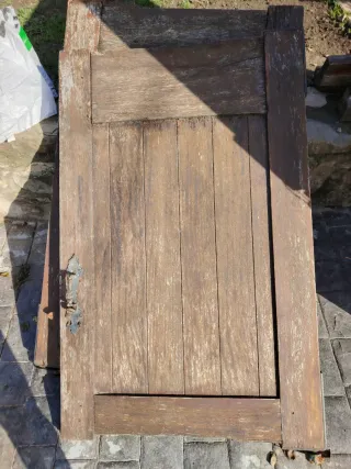 Puerta de madera maciza antigua