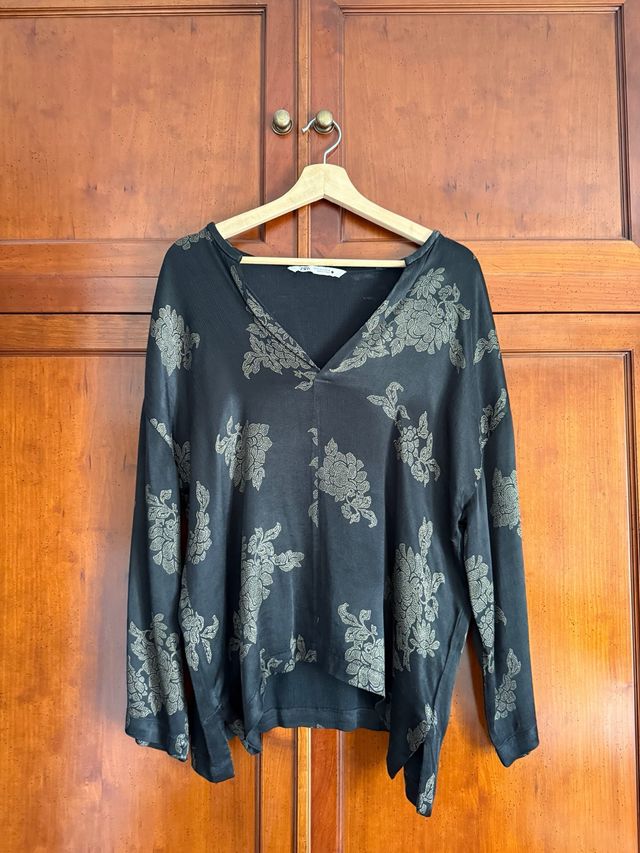 Blusa Zara Negra y Dorada Estampada