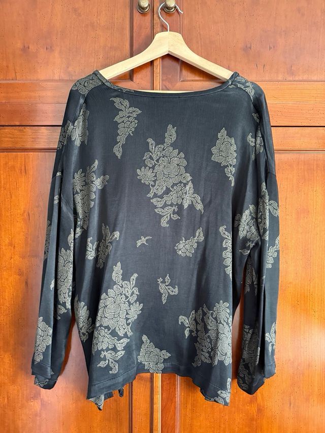 Blusa Zara Negra y Dorada Estampada