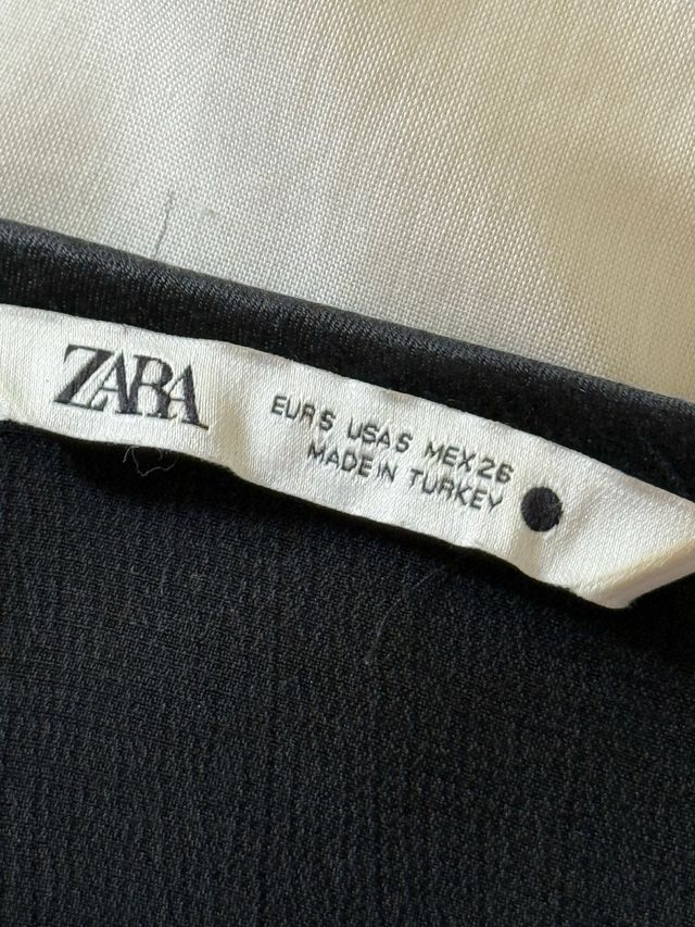 Blusa Zara Negra y Dorada Estampada