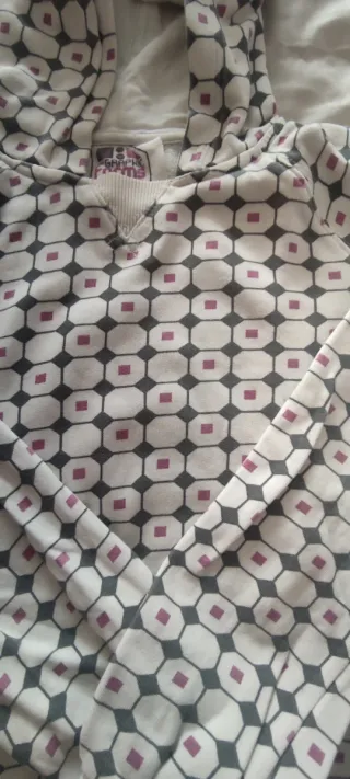 Sudadera con capucha estampada