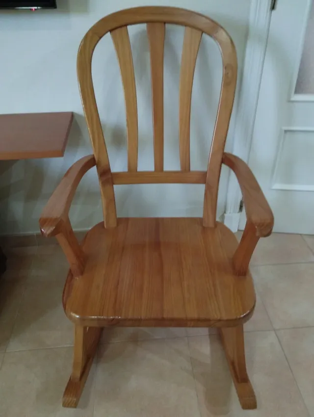 Butaca de madera maciza color pino