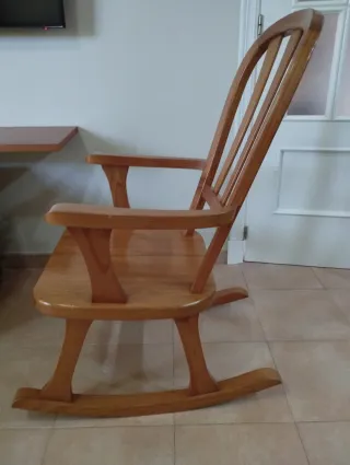 Butaca de madera maciza color  miel