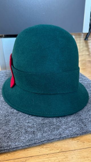 Cappello cloche lana verde con fiocco rosso