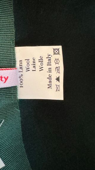 Cappello cloche lana verde con fiocco rosso