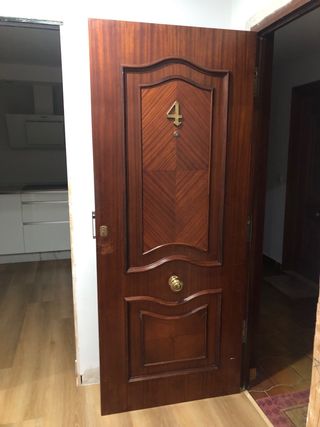 Puerta de entrada madera barnizada