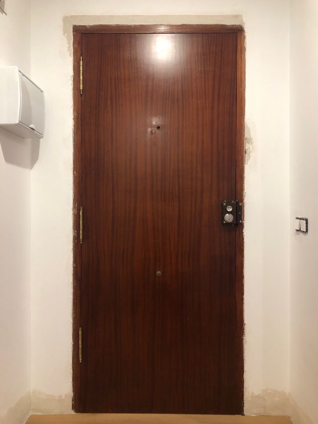 Puerta de entrada madera barnizada