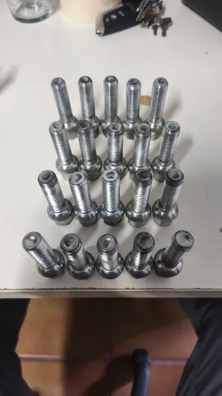 Tornillería para separadores de rueda