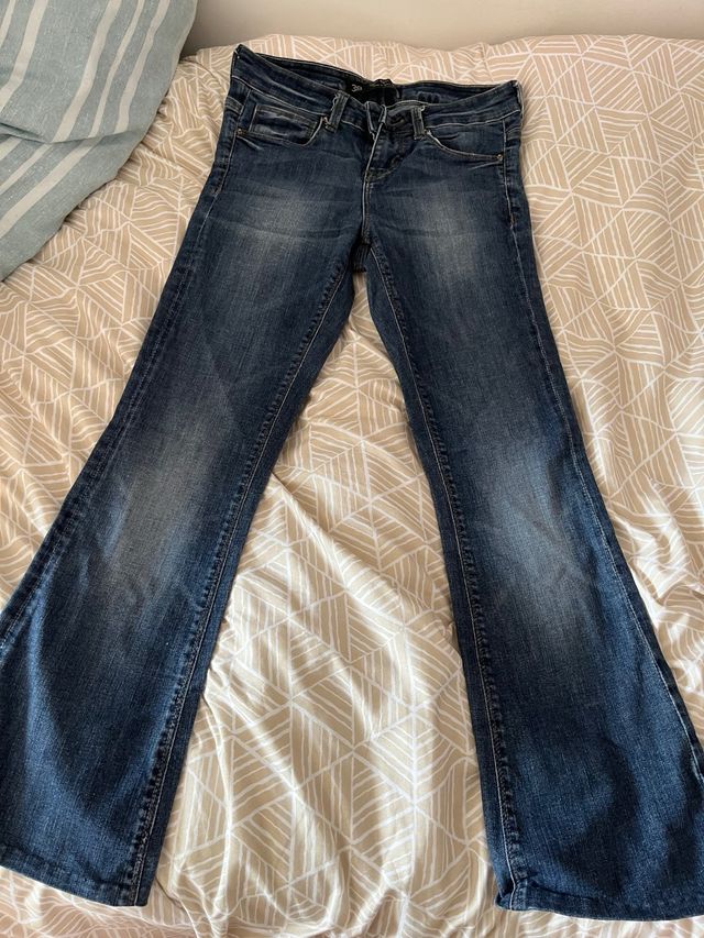 Pantalón vaquero campana azul tiro bajo