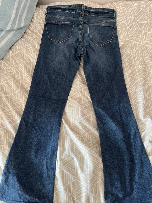 Pantalón vaquero campana azul tiro bajo