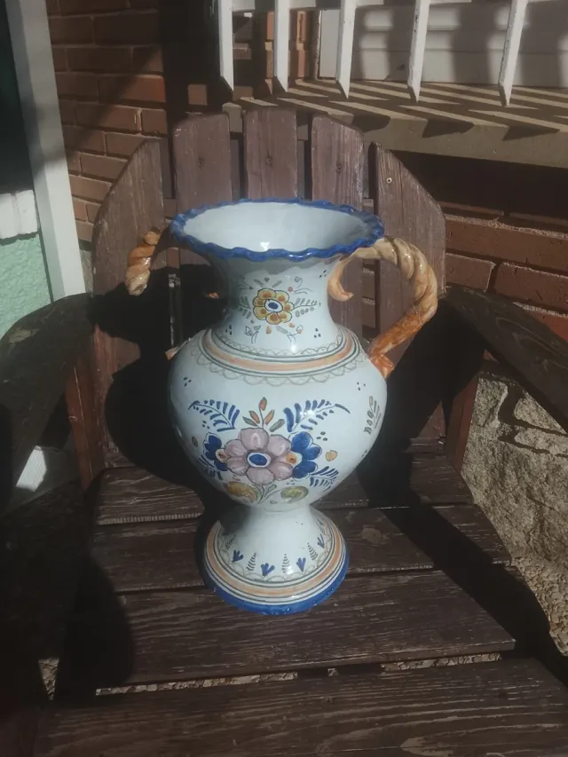 Vasija de cerámica decorada