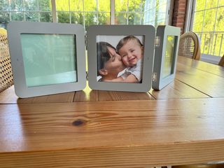 Portarretratos tríptico gris