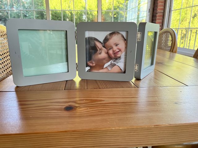 Portarretratos tríptico gris