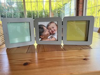 Portarretratos tríptico gris