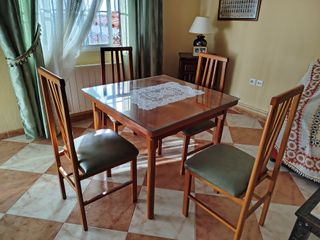 Conjunto mesa extensi de madera  y 4 sillas madera