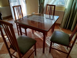 Conjunto mesa extensi de madera  y 4 sillas madera