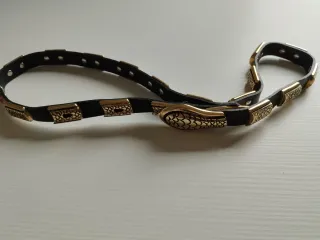 Cintura donna pelle nera con dettagli oro