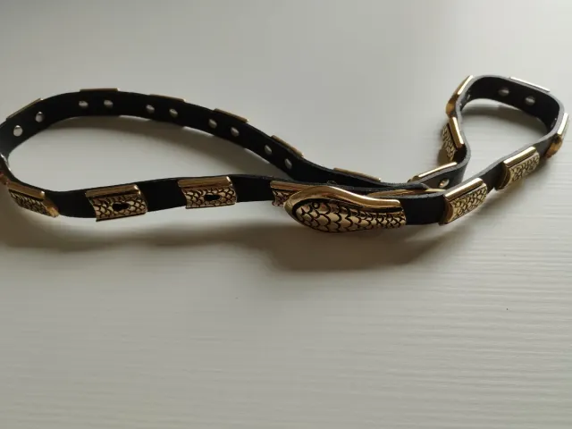 Cintura donna pelle nera con dettagli oro