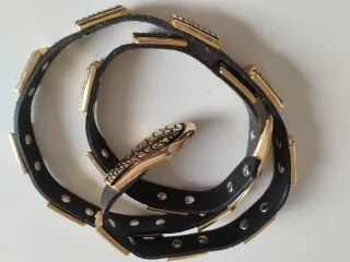 Cintura donna pelle nera con dettagli oro