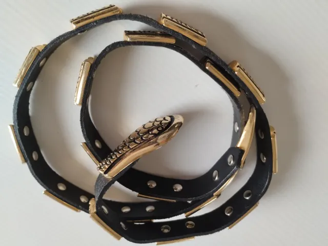 Cintura donna pelle nera con dettagli oro