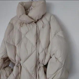 Chaqueta de plumas beige crema