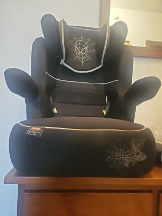 Silla de coche infantil Spiderman de Marvel.