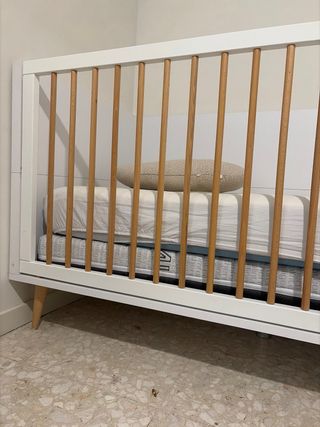 Cuna infantil blanca y madera