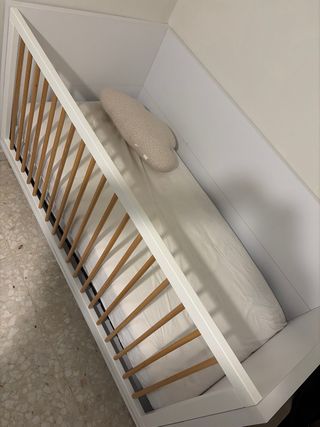 Cuna infantil blanca y madera