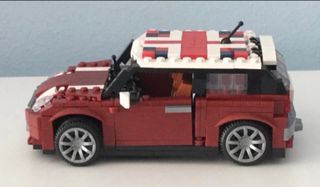 Coche deportivo de construcción con minipiezas