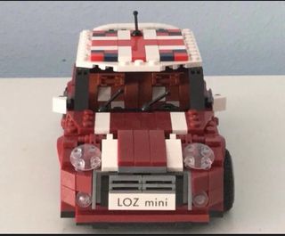 Coche deportivo de construcción con minipiezas