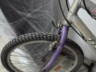 Bicicleta Montaña Morada y Plateada