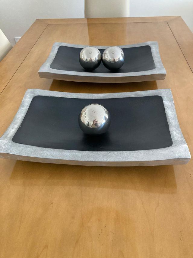 Platos decorativos negros y plateados con bolas