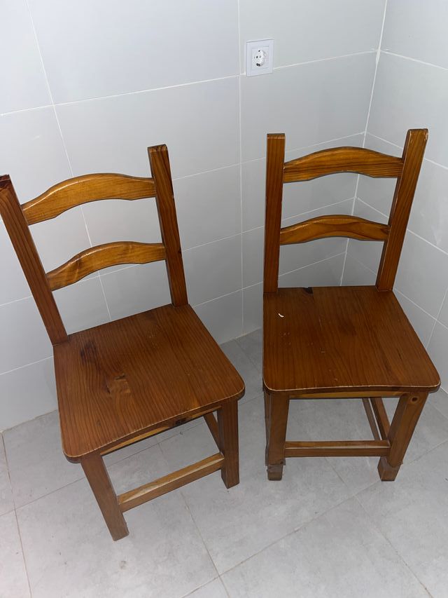 Mesa y sillas madera clásicas