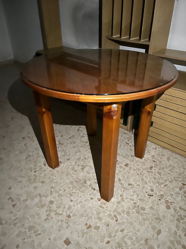 Mesa y sillas madera clásicas
