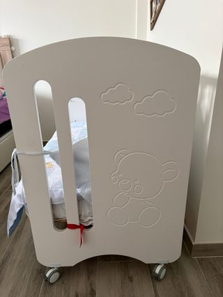 Cuna de bebé con colecho.
