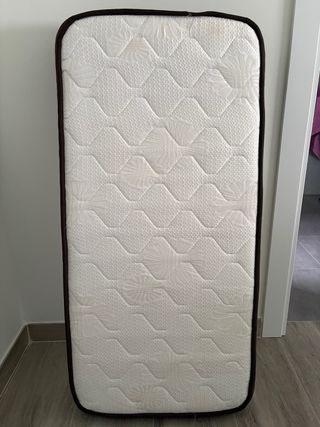 Cuna de bebé con colecho.