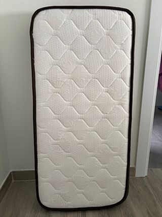 Cuna de bebé con colecho.