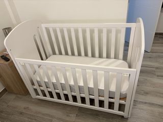 Cuna de bebé con colecho.