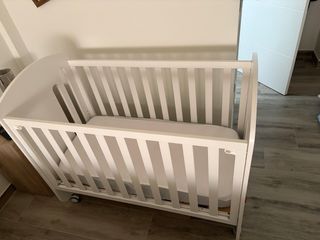 Cuna de bebé con colecho.