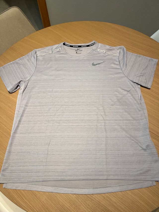 Camiseta deportiva Nike gris