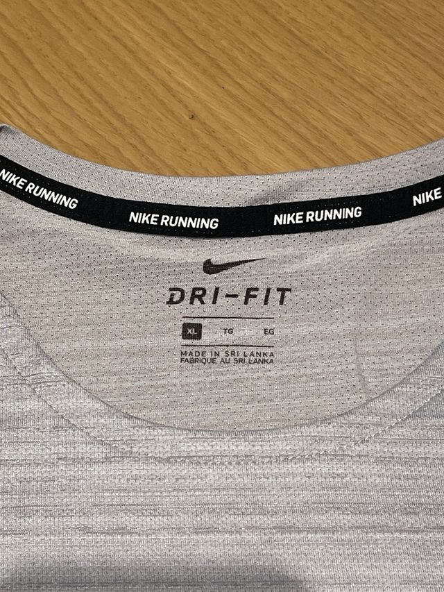 Camiseta deportiva Nike gris