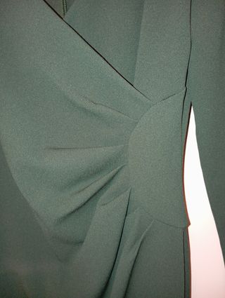 Vestido verde cruzado con drapeado