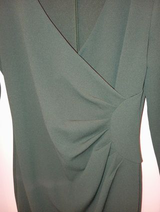 Vestido verde cruzado con drapeado