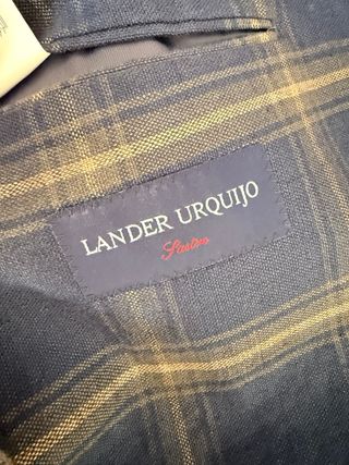 Americana de lino a cuadros de Lander Urquijo