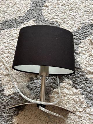 Lámpara de mesa negra y plateada