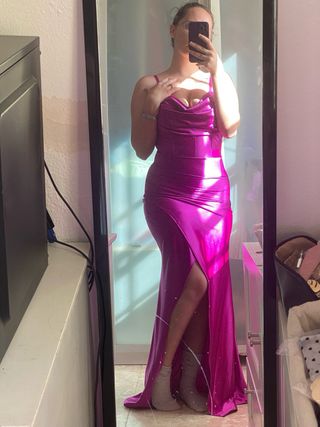 Vestido largo fucsia con abertura