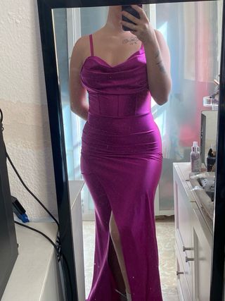 Vestido largo fucsia con abertura